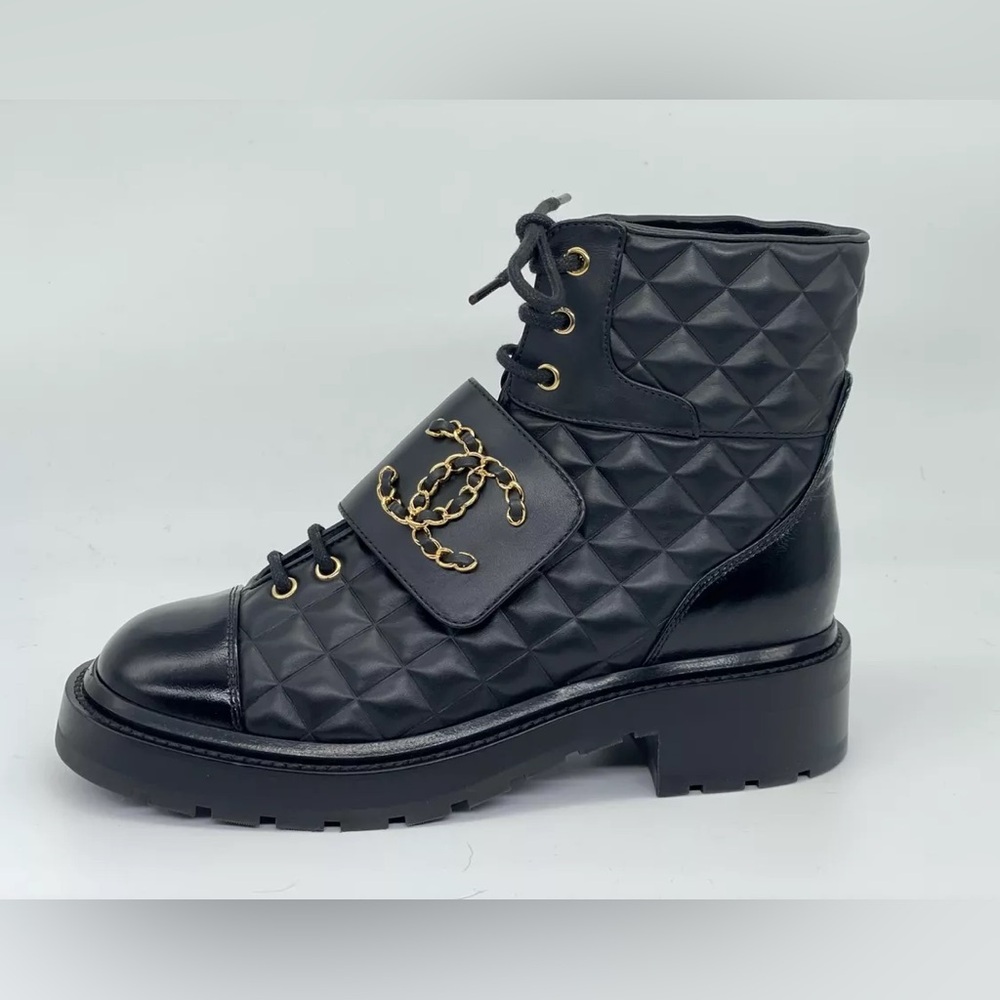 Chanel boots size 40.
